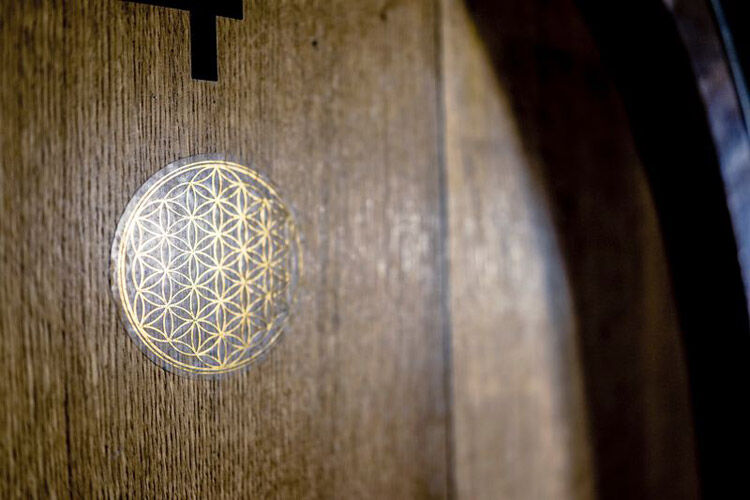 Blume des Lebens auf einem Holzfass im Weinkeller